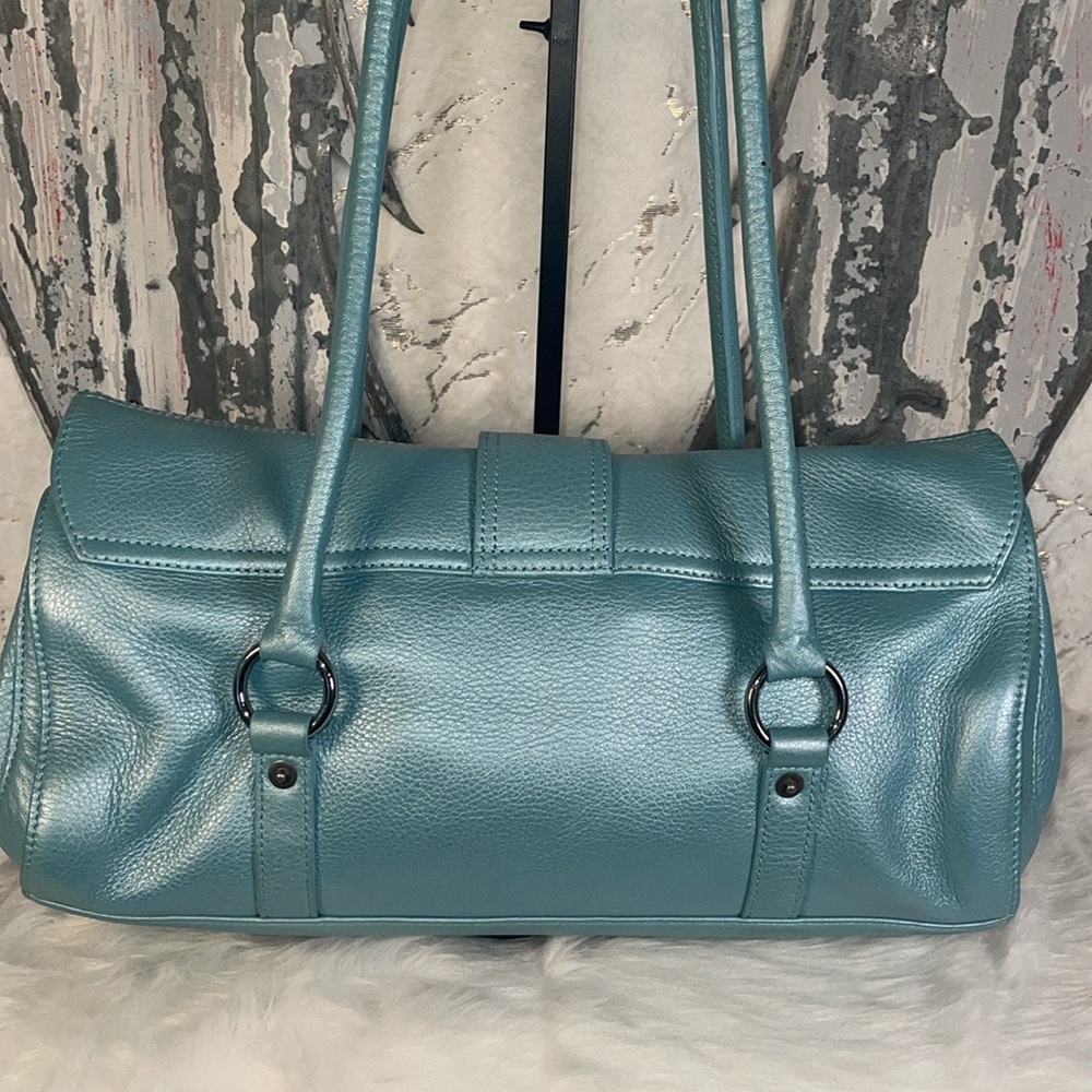 Prague Pearlized East west Pebble leather Handbag. - Picture 6 of 9